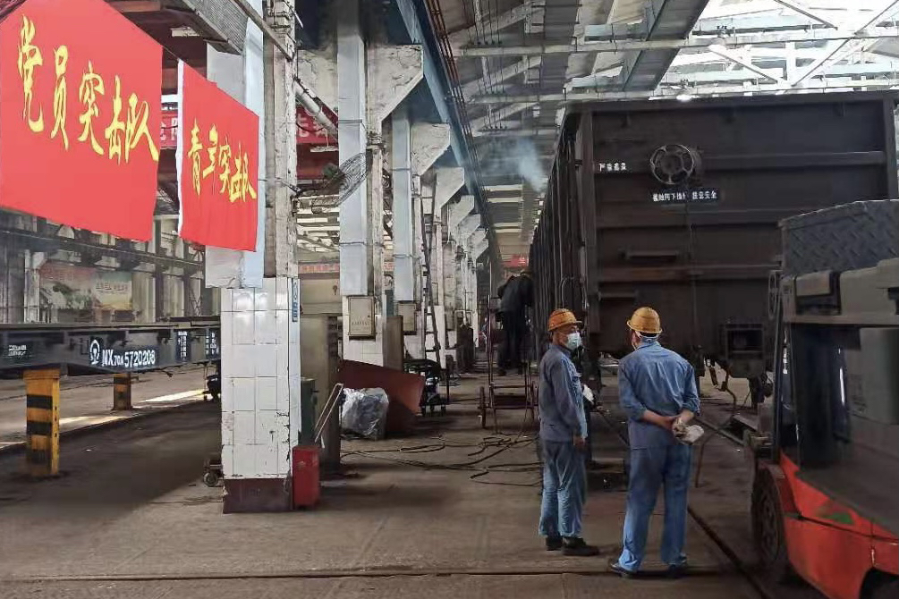 中欧班列和电煤运输需求持续增长郑州北车辆段桑拿天里修车忙