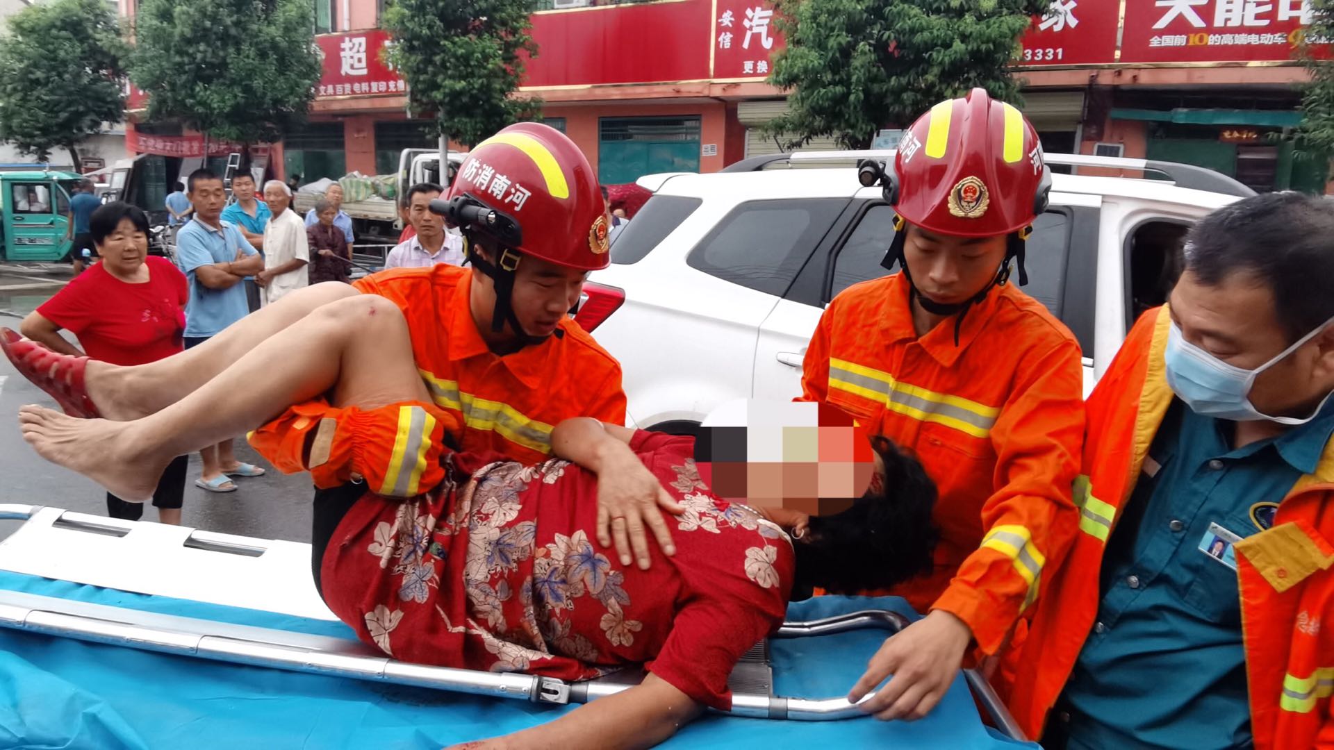 消防|凌晨发生车祸2人被困受伤 消防20分钟快速救出