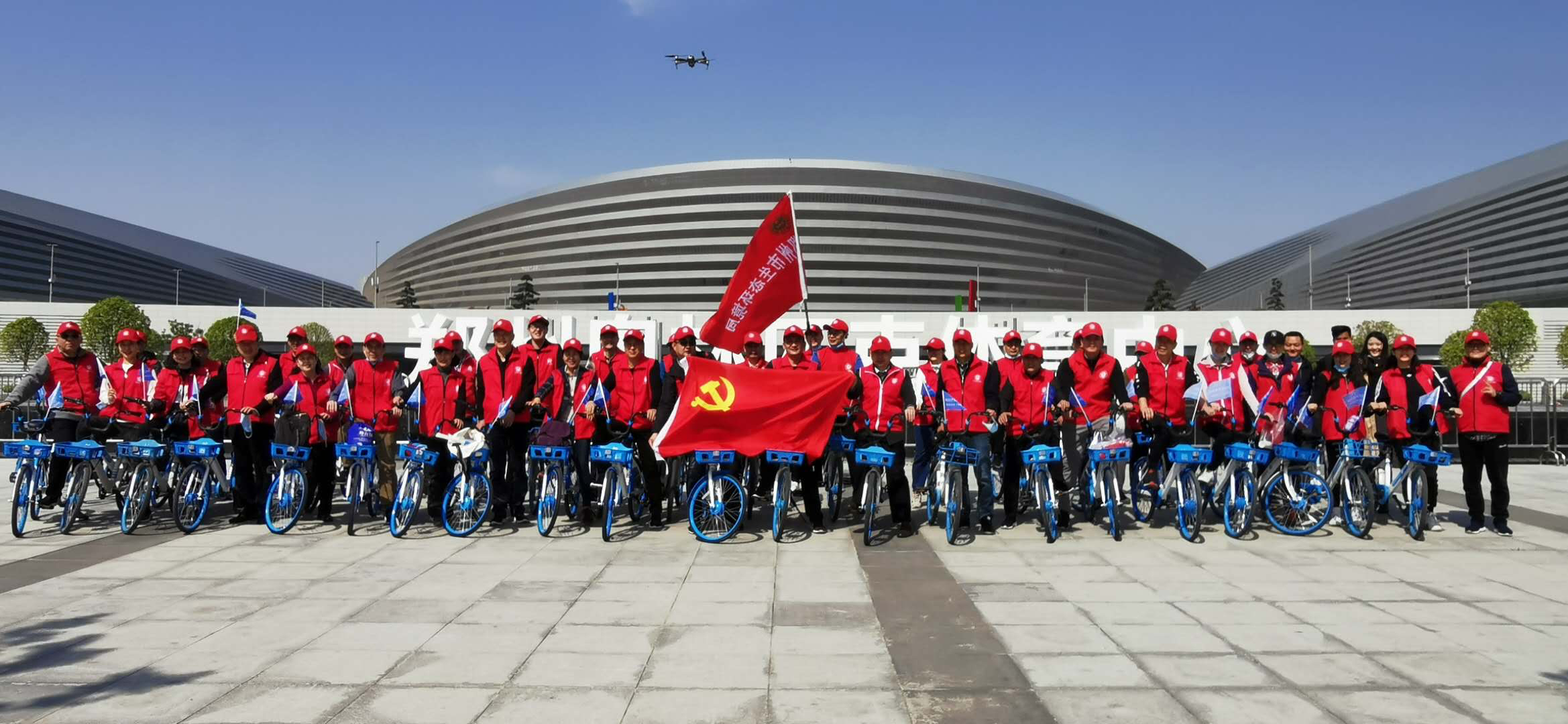 「世界地球日」世界地球日，70名环保志愿者绿色骑行成街头一景