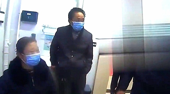 漯河■漯河男子醉驾撞人让妻子顶包，交警一句话吓得跪地叩饶