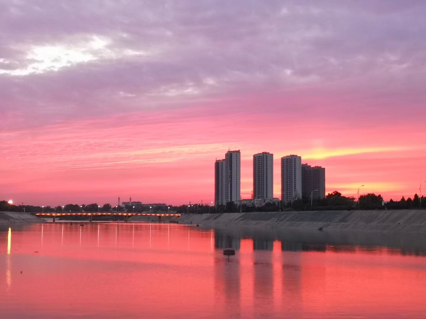 傍晚时分,赤霞满天,喧嚣了一天的城市渐渐安静下来,火红的霞光映照在