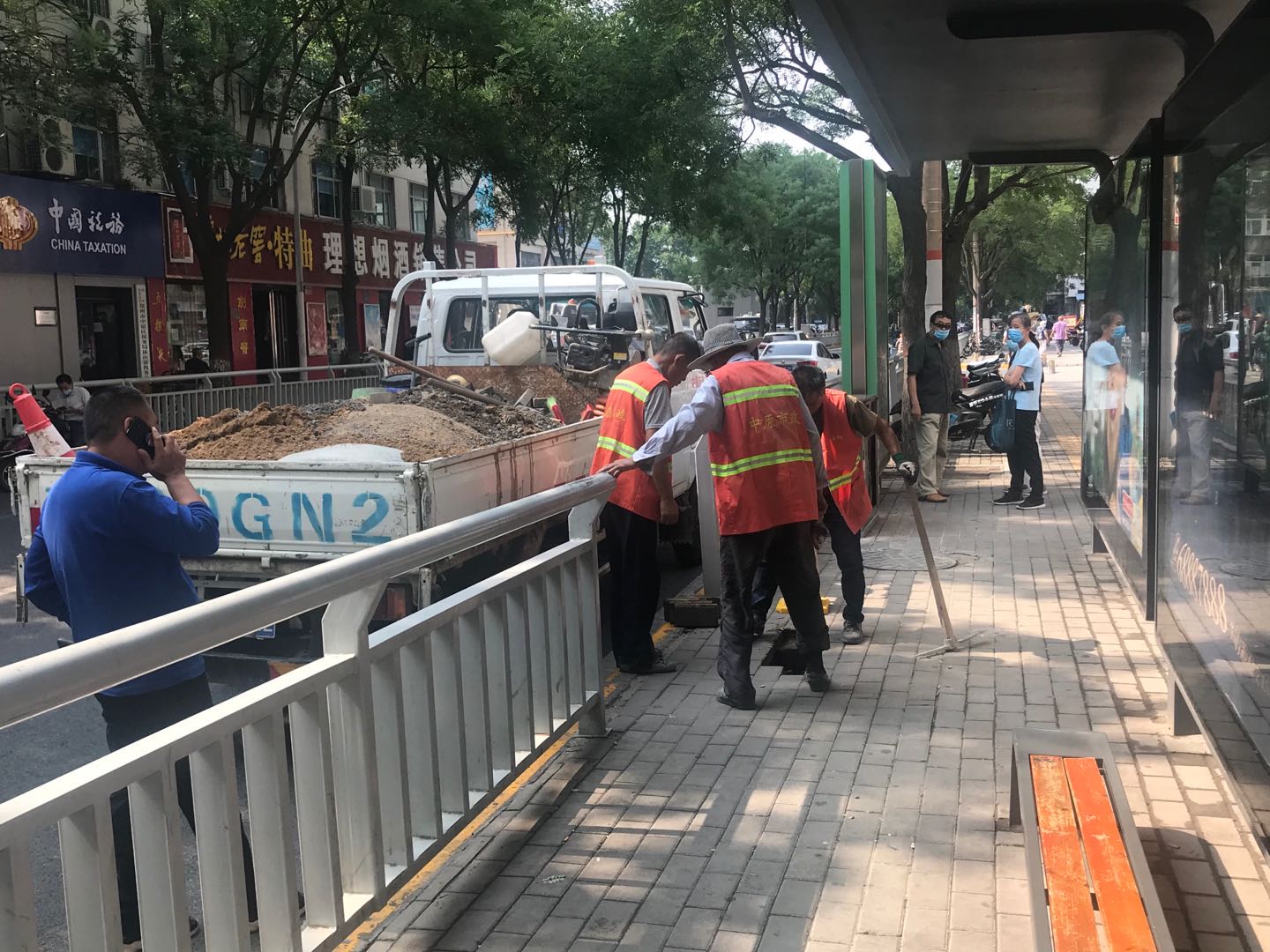 民生郑州工人路上塌方公交站台已修复 乘客可放心出行