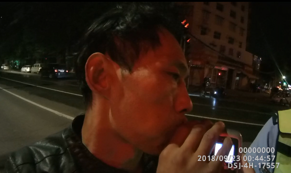 老总喝醉后_美女喝醉内裤被扒掉后