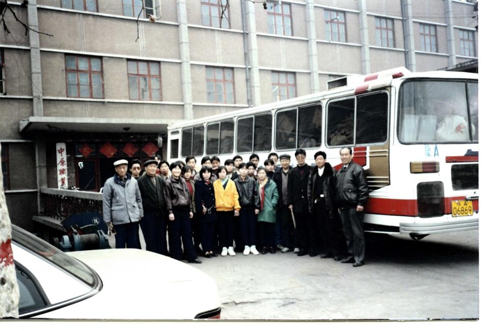 1995年2月21日，欢送学校93级技工班毕业生到郑州市食品机械总公司上岗