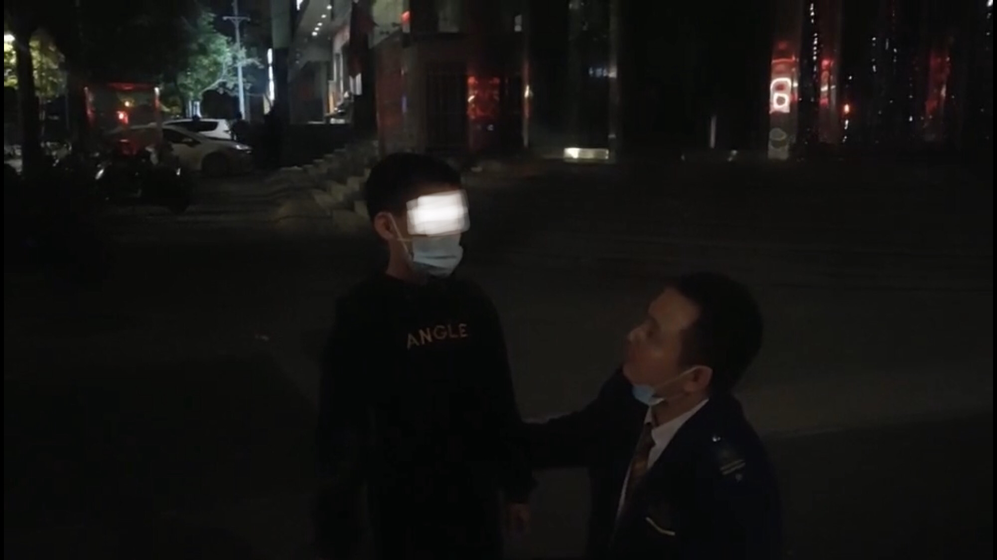 |难忍父亲责骂，9岁少年带着行李箱夜间离家出走，多亏遇到他们