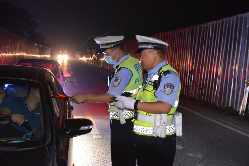 交通|新密交警开展夜晚清查，一连查处7名酒驾