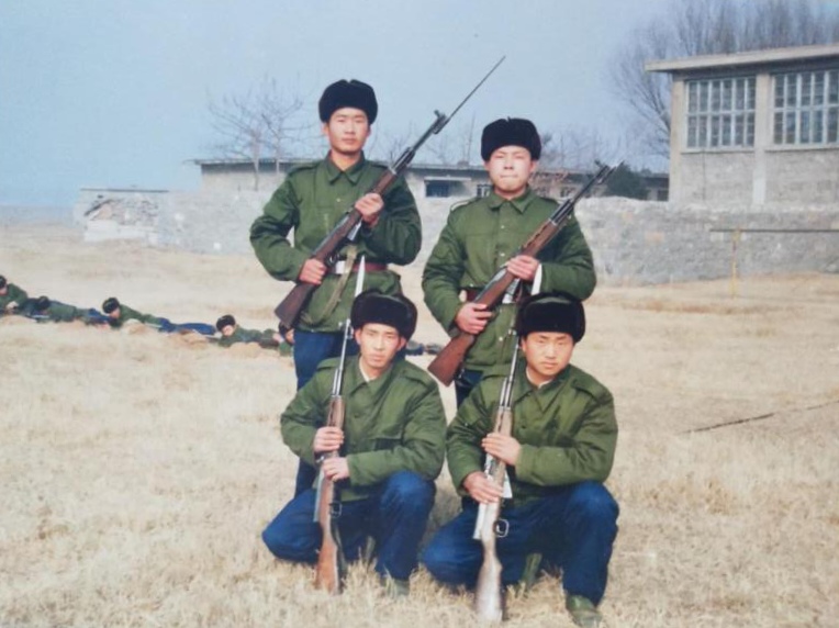 退伍|27年前抗洪救灾有他的身影，如今退伍不褪色的他制作八一主题车厢