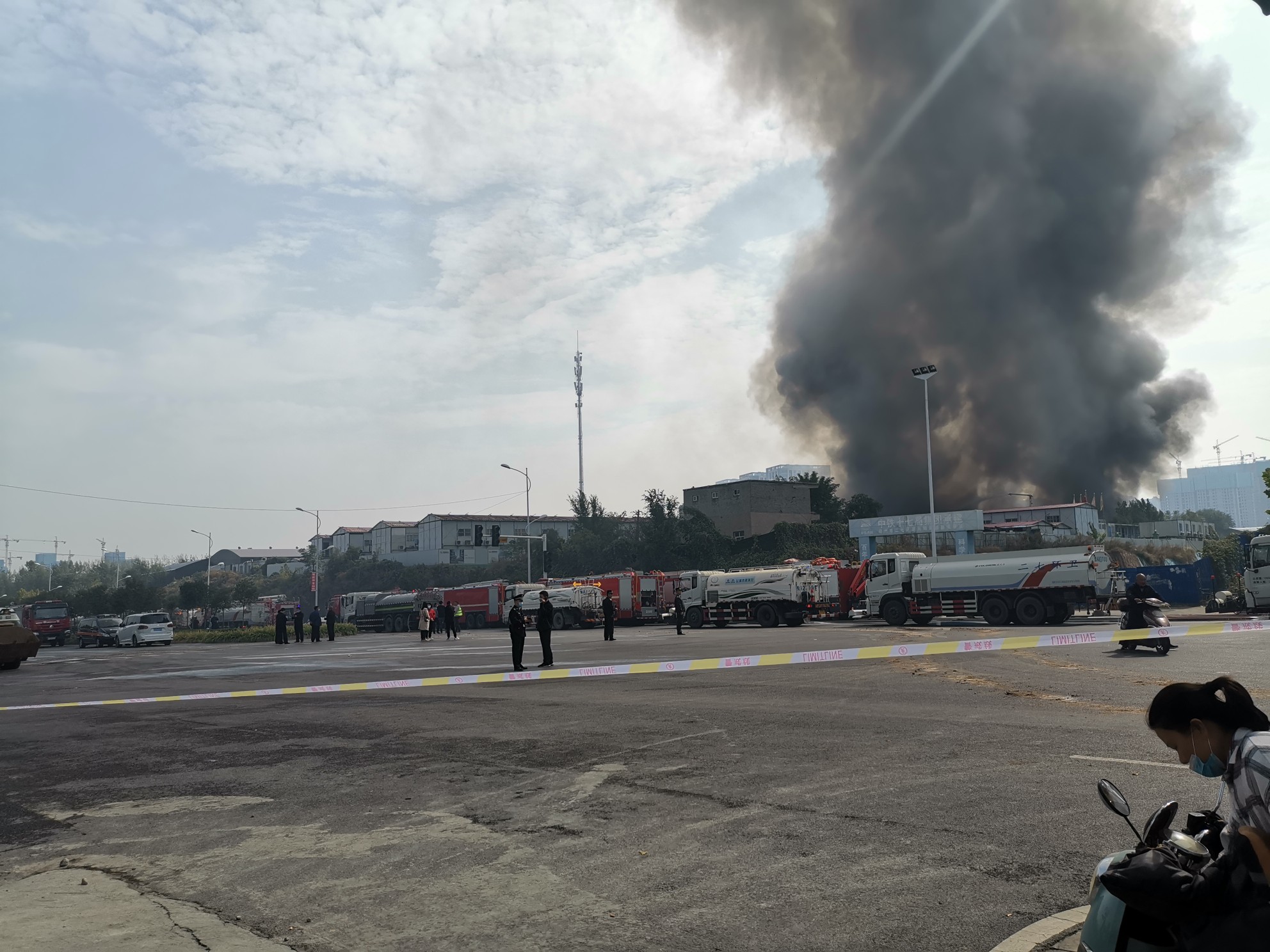 |一仓库突发大火，滚滚浓烟熏黑半座城的天空