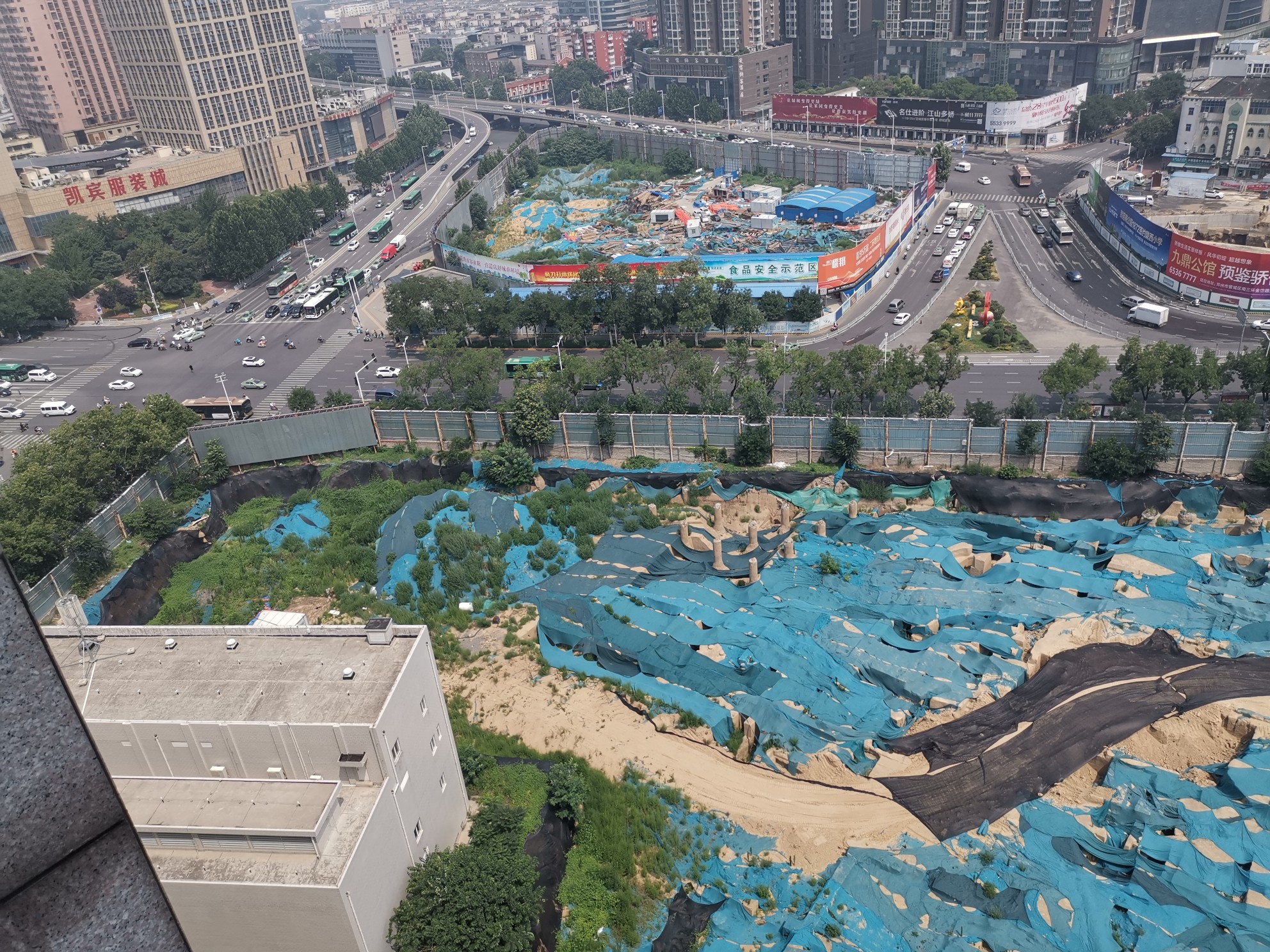 拆了近10年 郑州东方红影剧院原址为何一直围而不建?