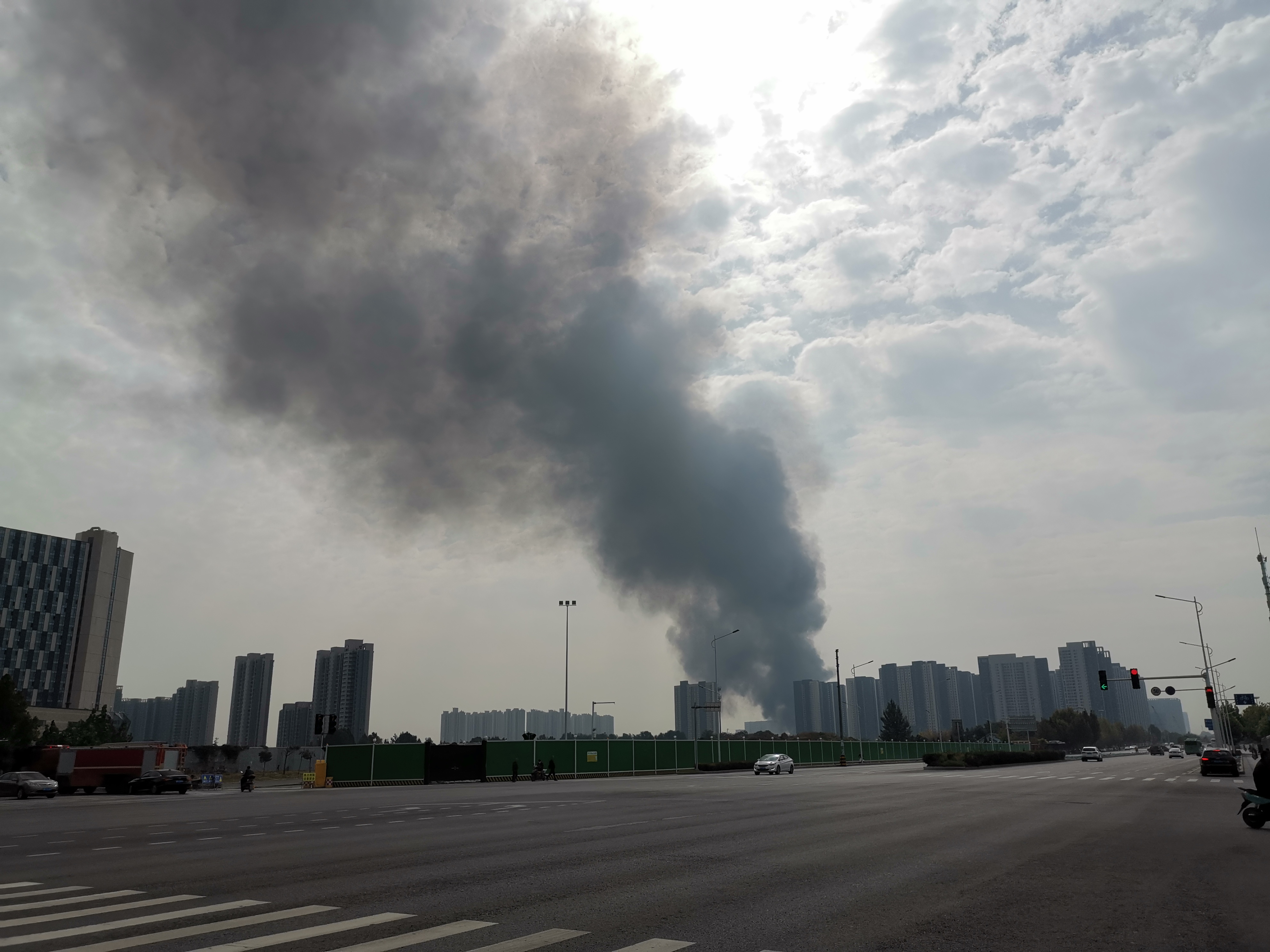 |一仓库突发大火，滚滚浓烟熏黑半座城的天空