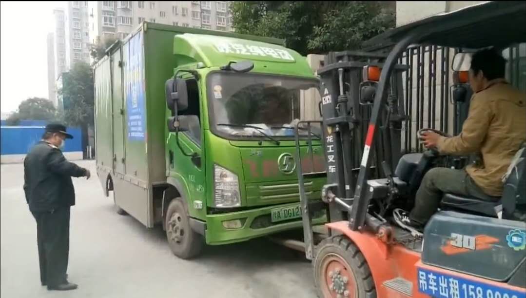 |货车“崴脚”行路难 小叉车赶来救援