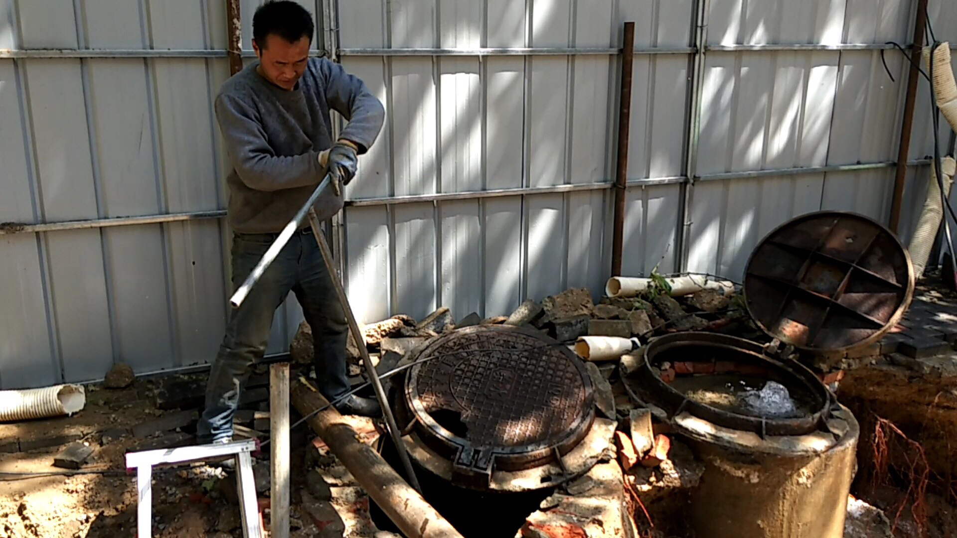 【】阀门井中突然喷出6米多高水柱，上万户居民用水受影响