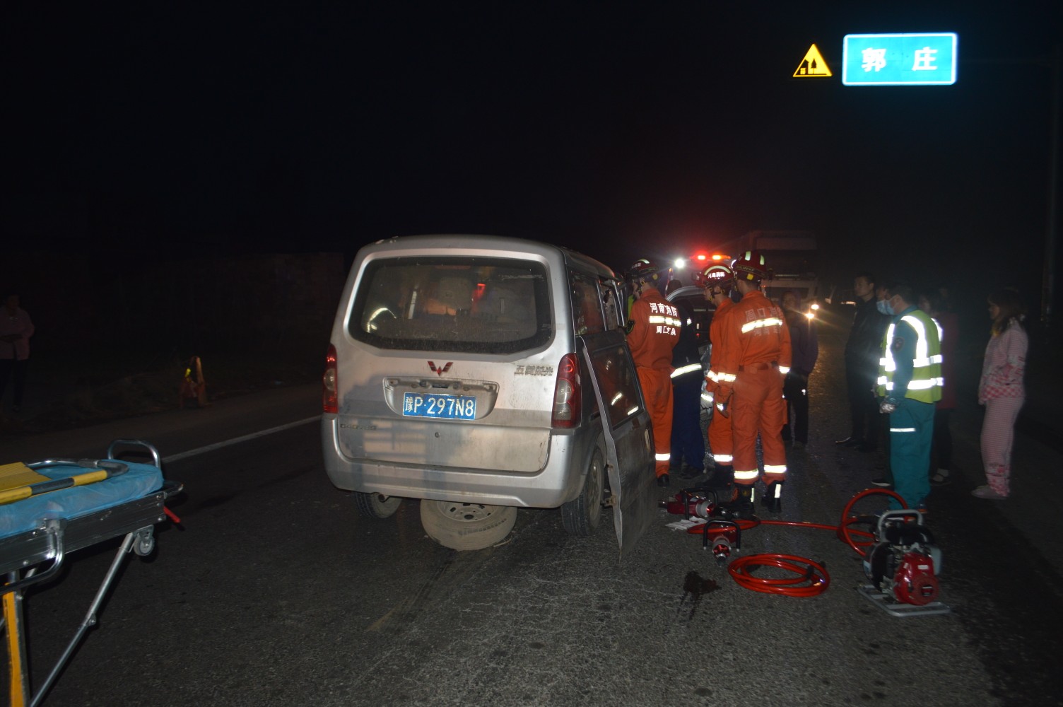 |面包车追尾相撞后车头严重变形 1人被卡副驾内