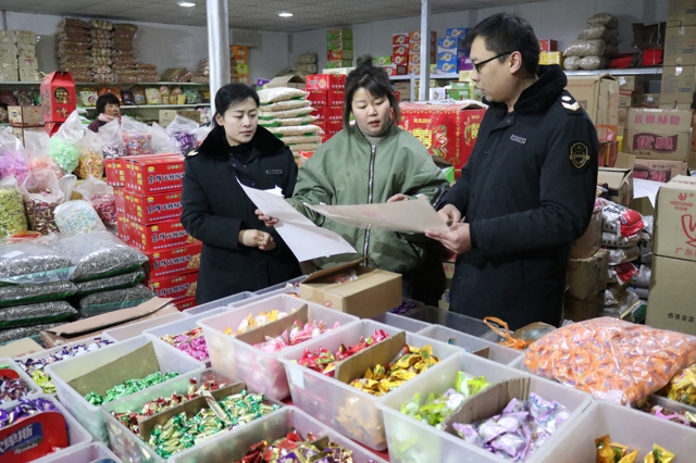 节前焦作市食品药品监管局执法人员对金土地农产品批发市场进行督导检查