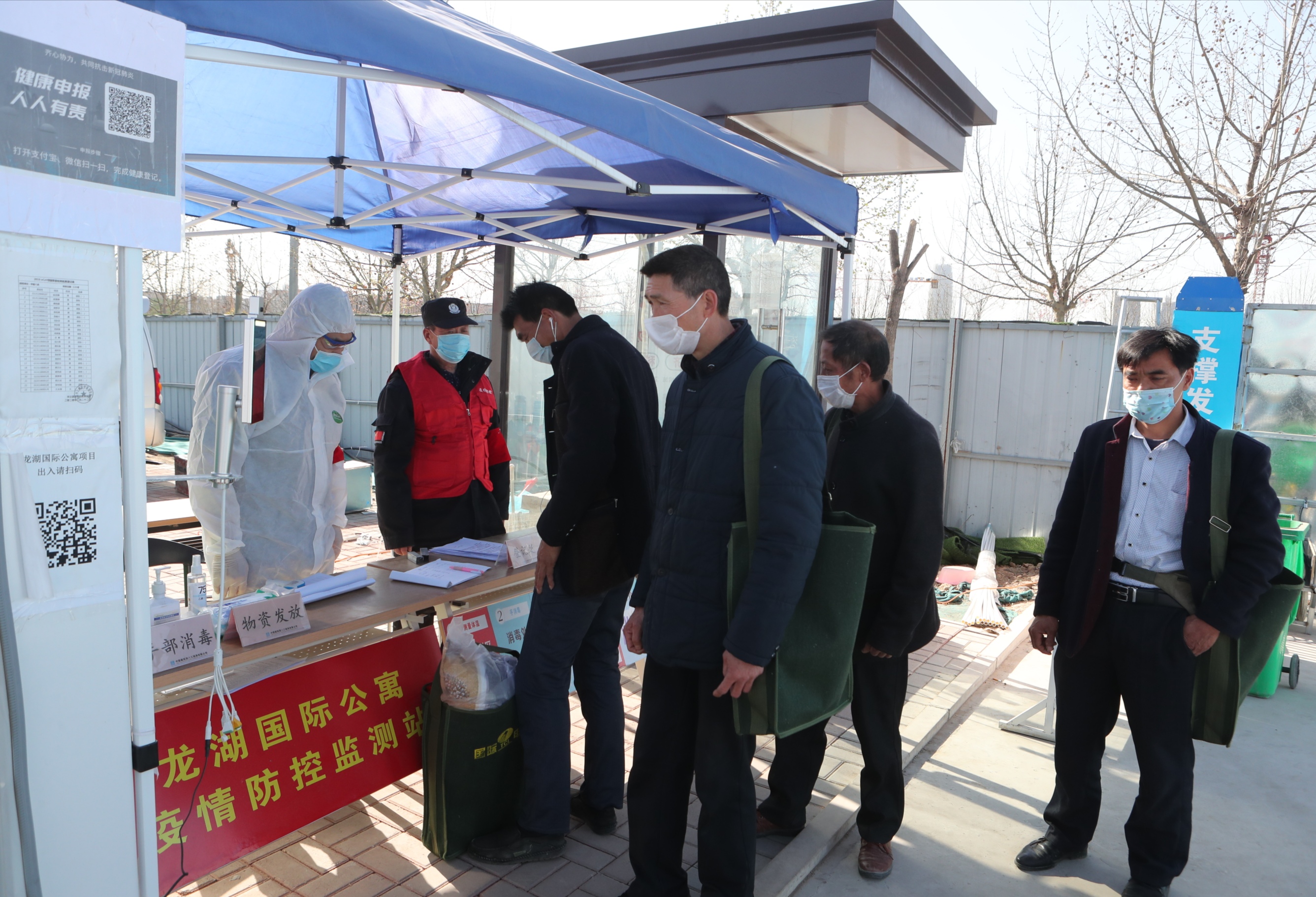 #疫情#【重点工程复工探访】复工率100%!这个建筑工地有啥“战‘疫’宝典”?