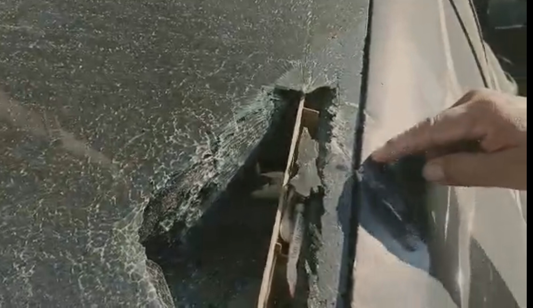 挡风玻璃|高空落下一个砂锅盖，楼下三辆车不同程度受损，其中一辆挡风玻璃被砸个大窟窿