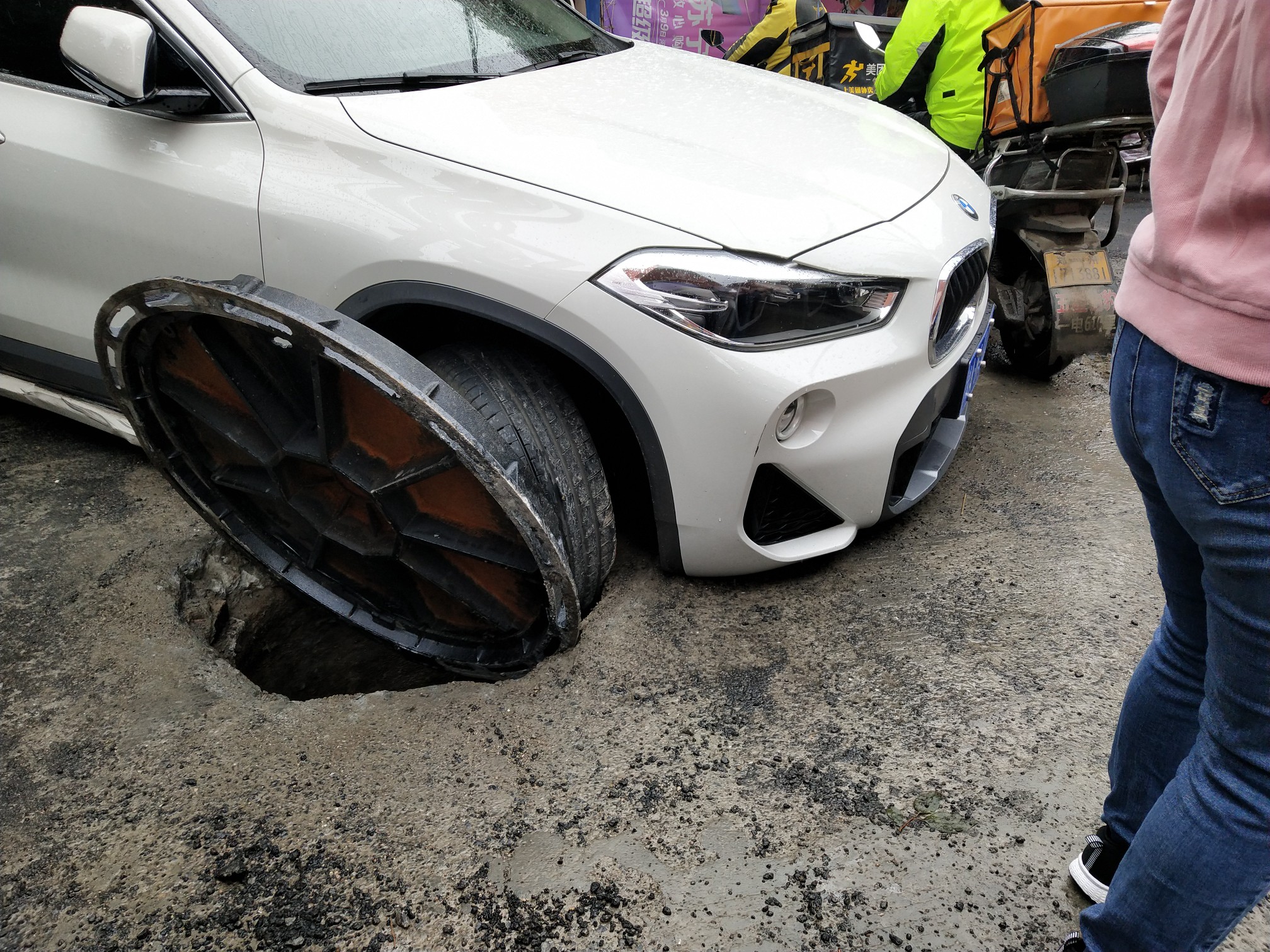 |窨井盖松动 宝马伤“前蹄”