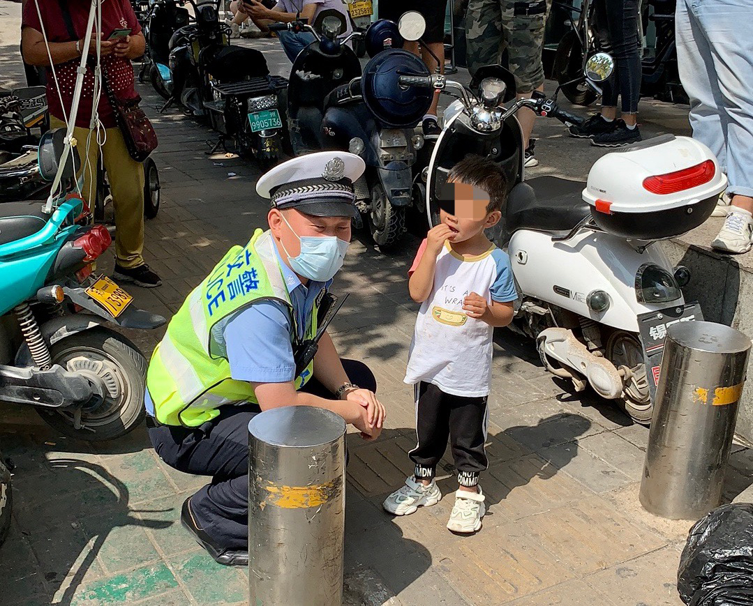 幼儿园|安全感爆棚！ 小萌娃在交警蜀黍怀抱里睡着啦