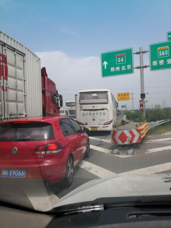 应急车道|90辆车占用应急车道，均被罚200元、扣6分