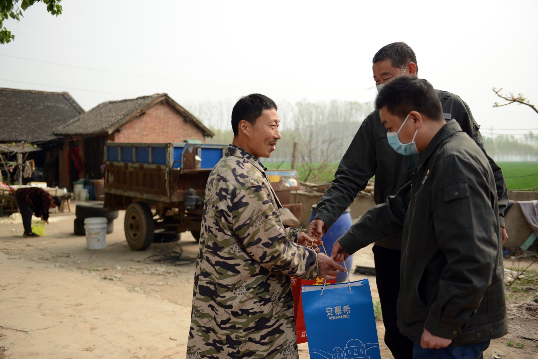「高压电线」鸟粪造成高压线短路打火，幸亏沁阳这位热心群众及时发现