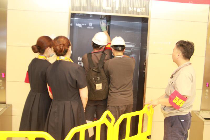 电梯事故|商场里有人被困入电梯，怎么办？