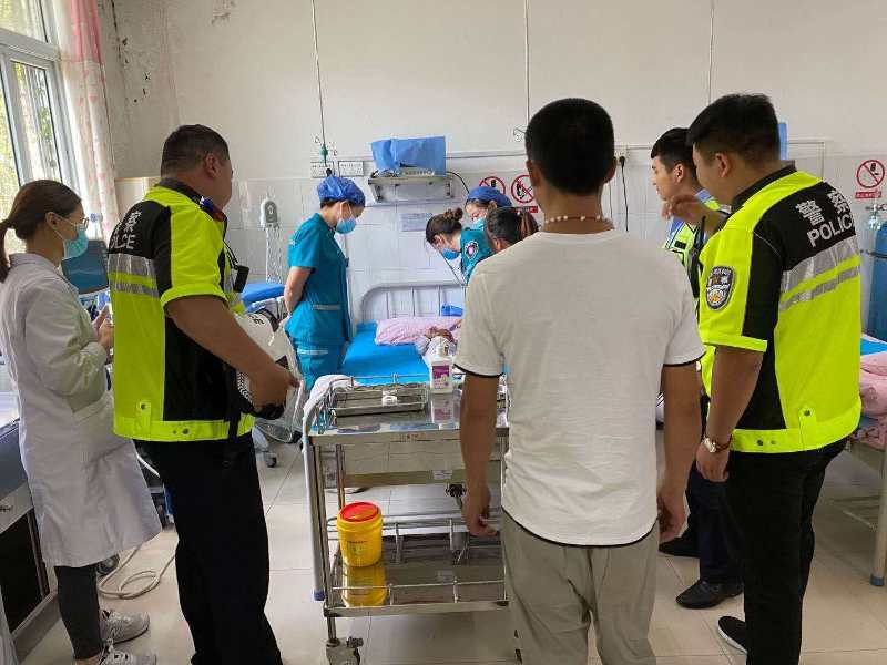 交通|幼儿异物卡喉 交警紧急开道送医