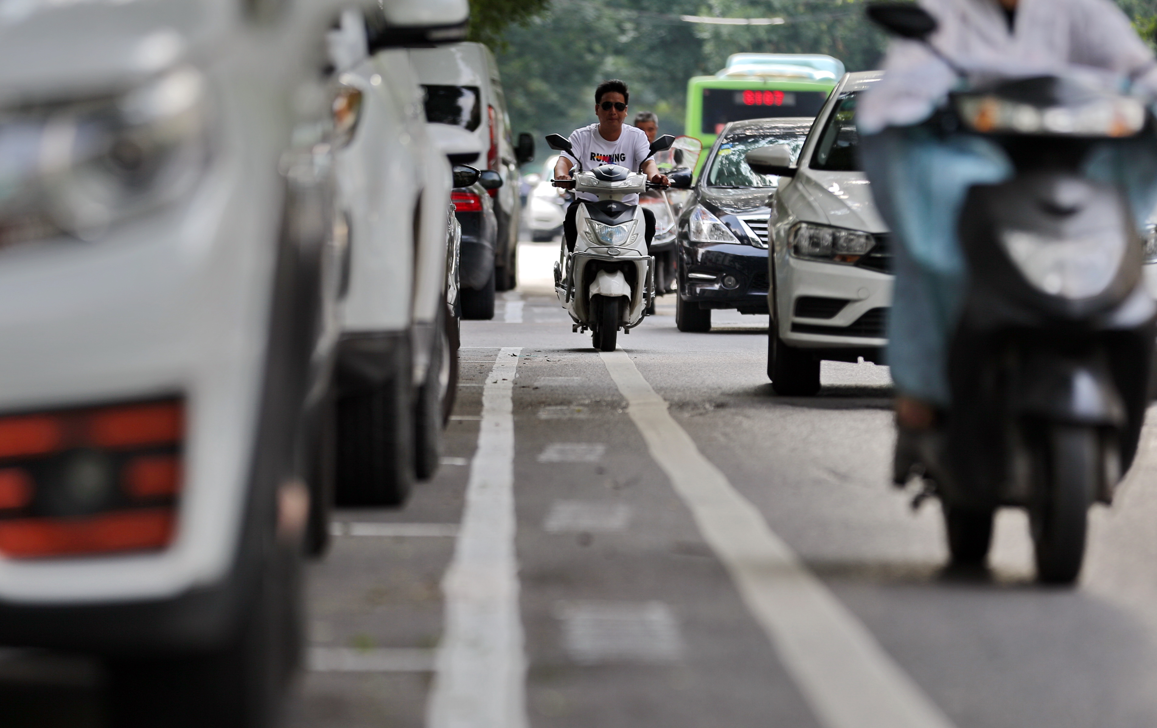 郑州:道路内停车位占道,非机动车道被挤压不