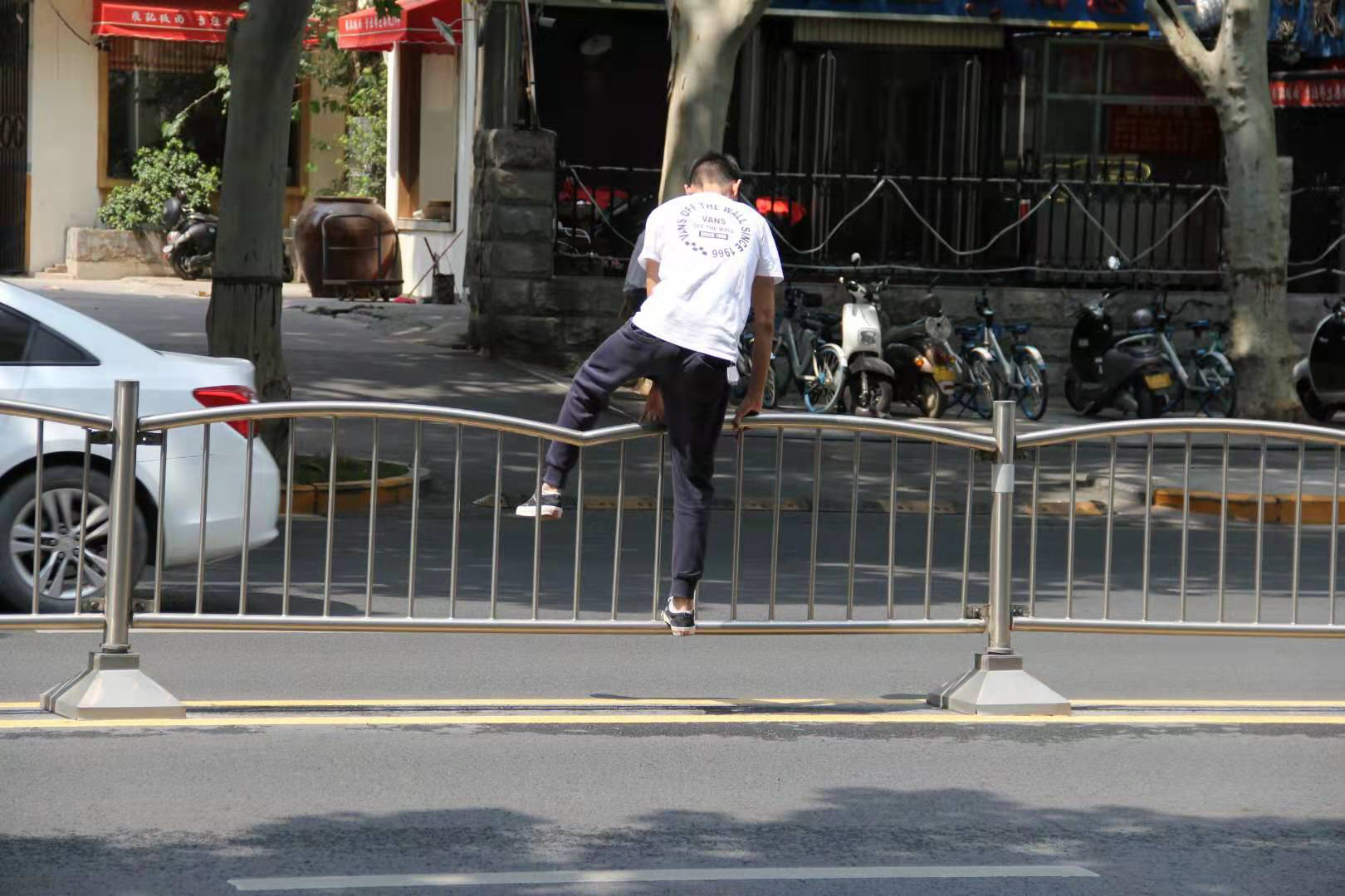 郑州交警九大队出重拳严查行人跨越隔离护栏交通违法行为