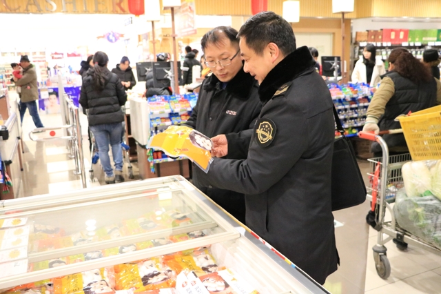 执法人员对超市速冻食品进行检查