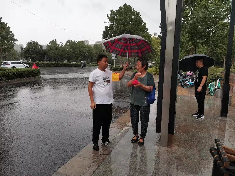 大雨来袭 郑州公交站牌撑起了伞候车市民少了淋雨之苦 大河报网