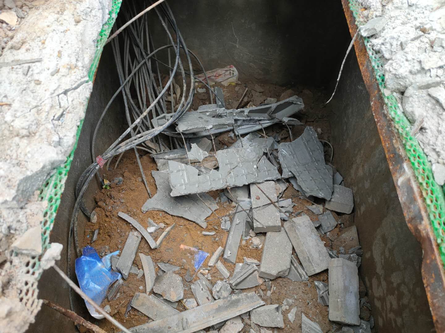 井盖|窨井盖损坏 他们设置警戒线，防止人坠落