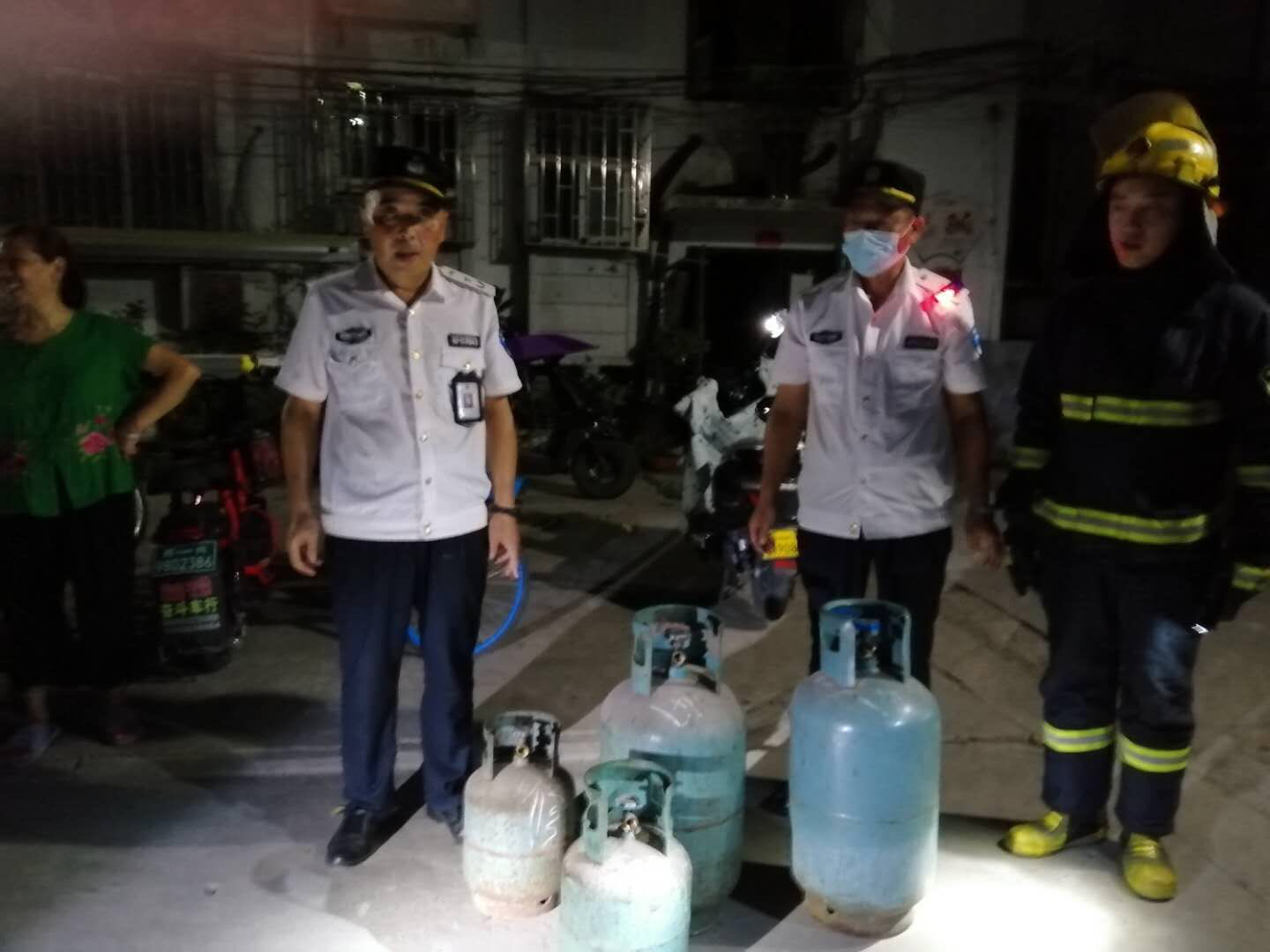 |小区居民闻到怪味胆战心惊，众人挨户排查找到“炸弹”