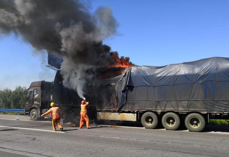 消防员|满载货物的大货车高速起火 养护人员秒变“消防员”
