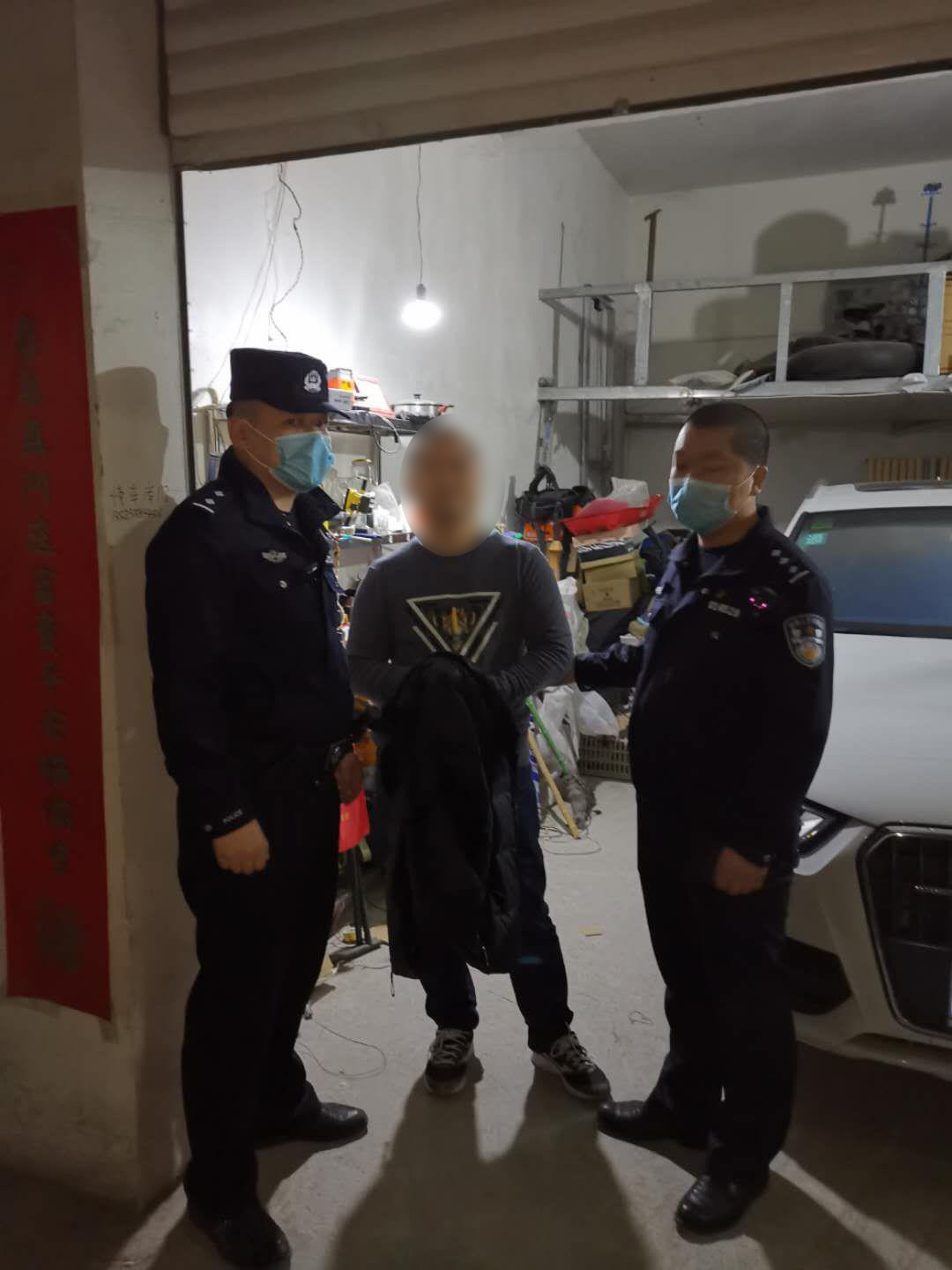 『平板车』发现邻居忘锁车库门 男子用平板车拉走5箱白酒和一箱方便面