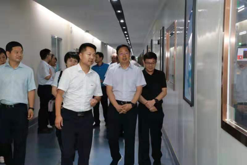 区管委会主任杨浩威,副主任汪涛,中原银行总行授信审批部总经理邱景