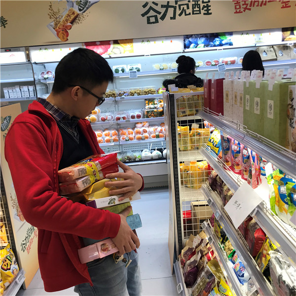 顾客“抢购”商品