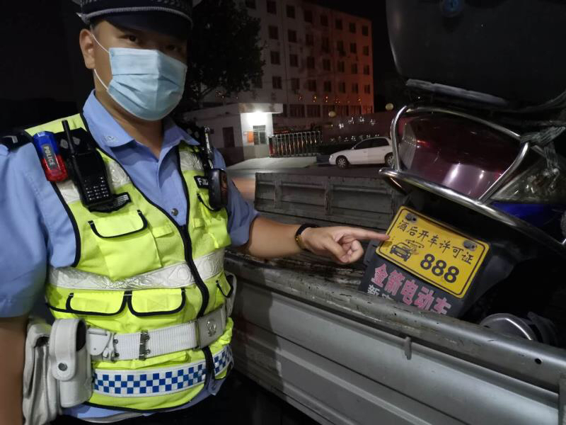 摩托车|交警遇上“奇葩男”！自以为挂个“酒后开车许可证”牌就能酒驾