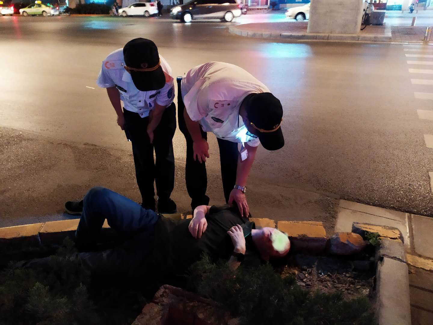 花坛|男子喝多后，倒在马路隔离花坛里呼呼大睡