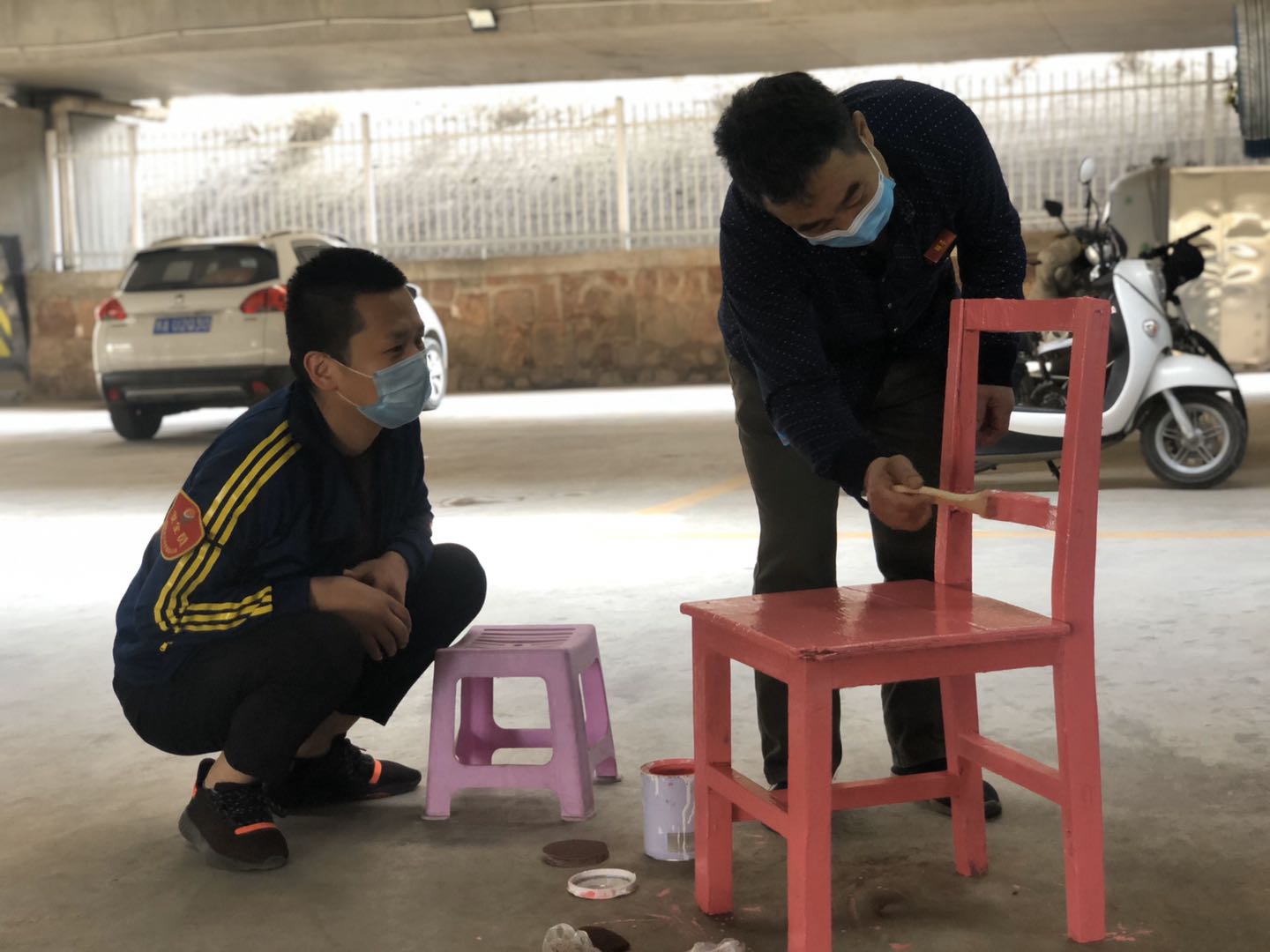 [社会万象]老人千元现金失而复得，他把79路调度室的旧椅子刷了漆……