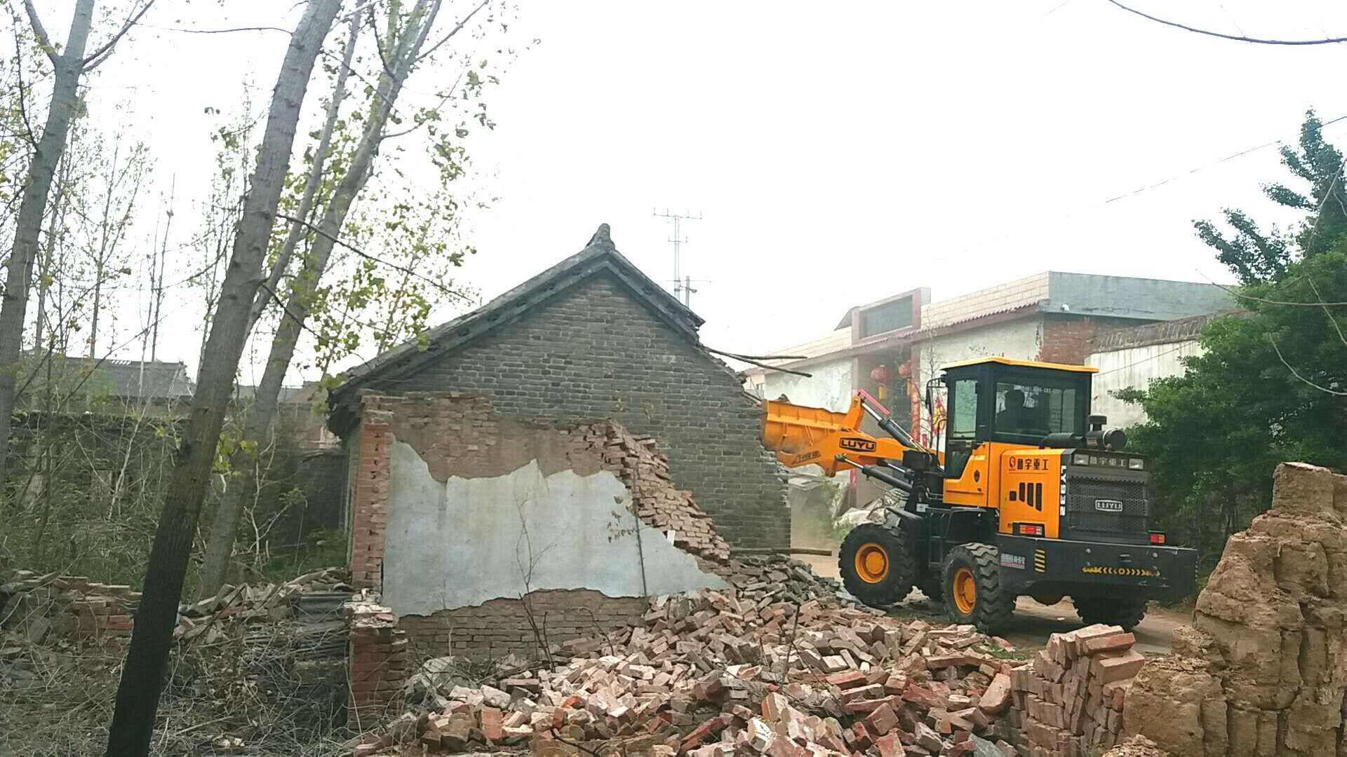 焦作市示范区文昌街道挡路20年的旧房拆掉了