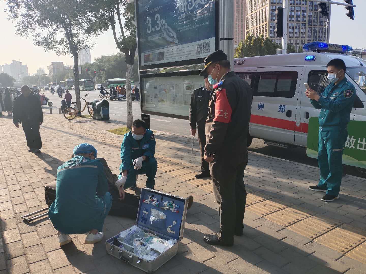 |南阳男子来郑找工作因低血糖晕倒街头 众人帮忙使其转危为安