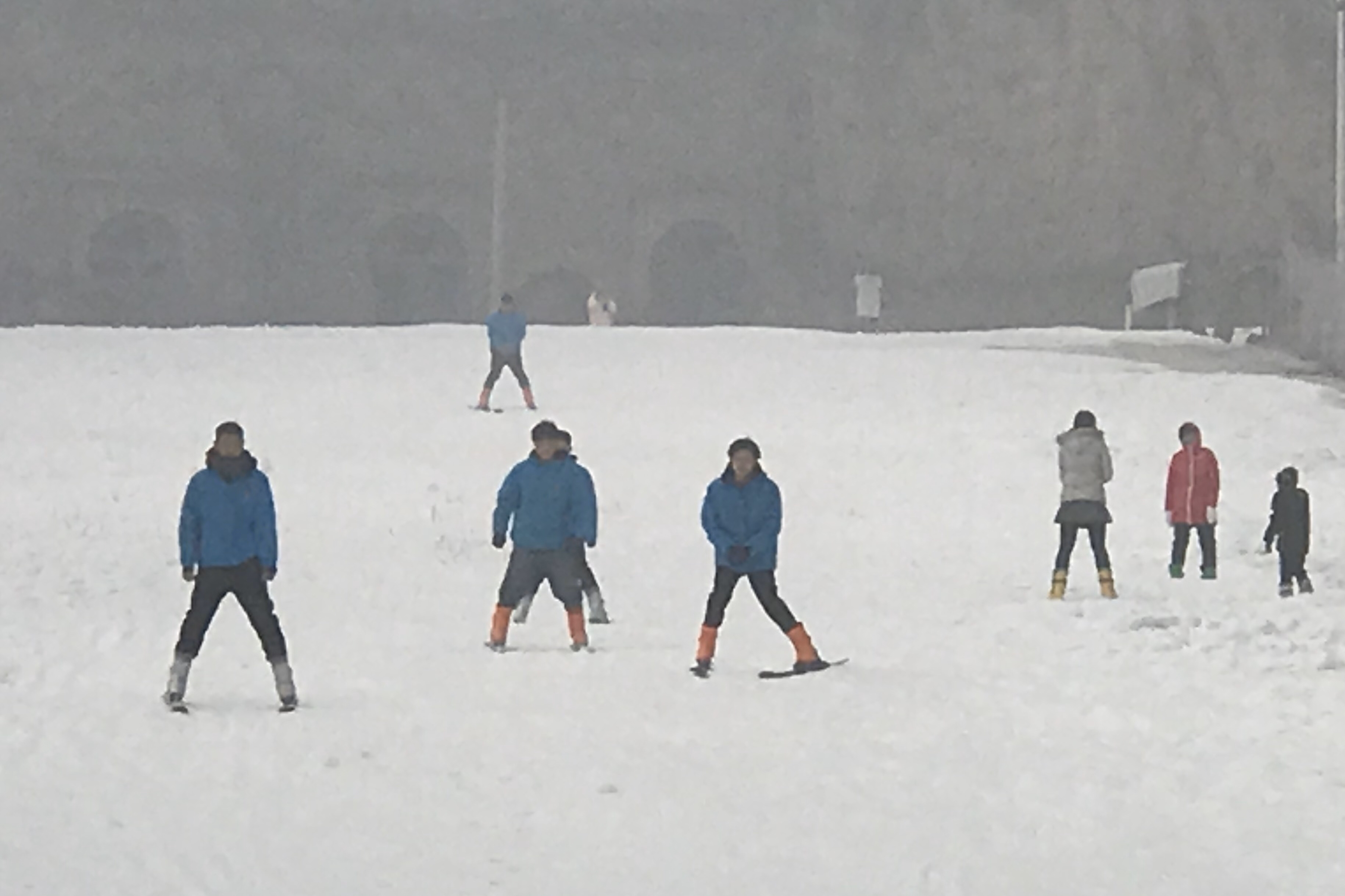 九龙口滑雪场位于黄河之滨,汜河之畔素有"雄镇"之称的汜水镇.