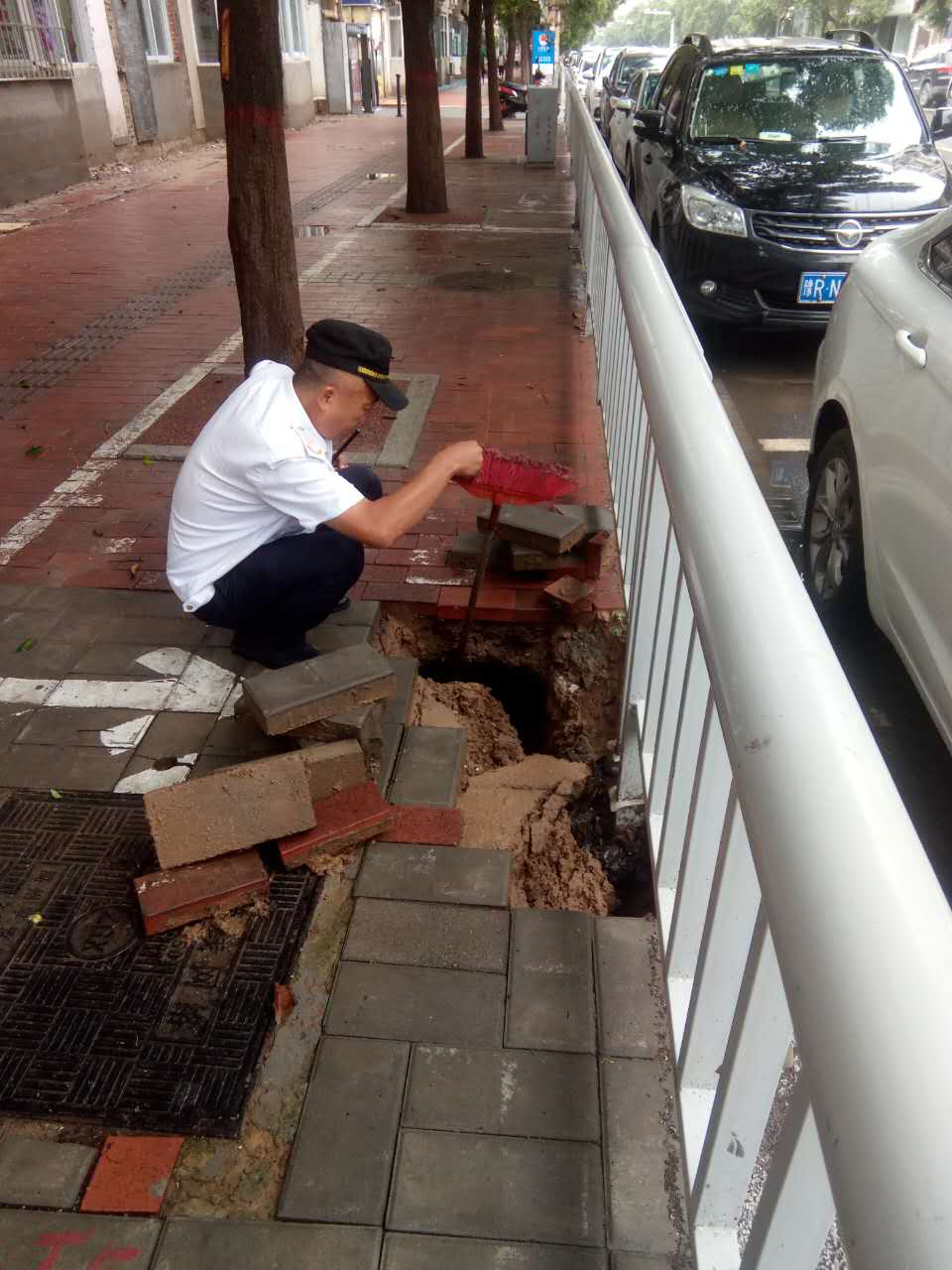 人行道|大雨过后，人行道上留下深洞
