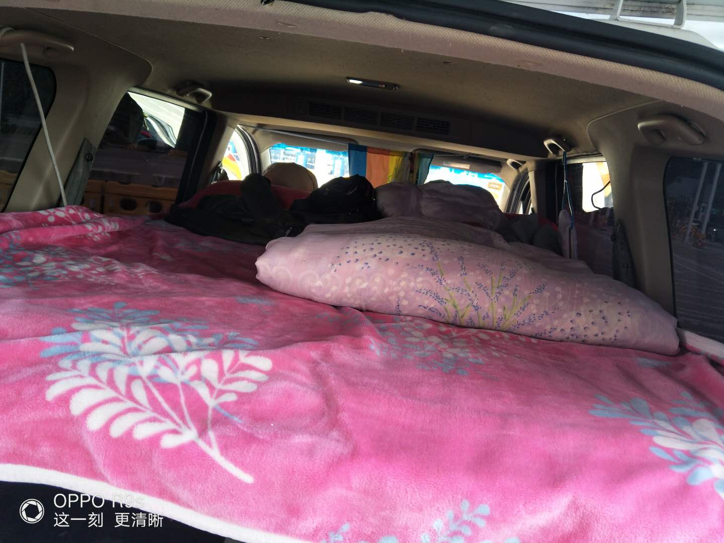 五菱宏光被改装成房车上铺睡人下铺装货 司机