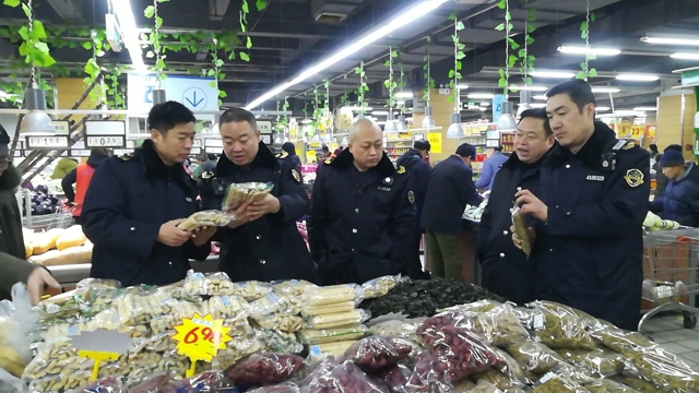 2018年2月5日安阳市食品药品监督管理局检查节日市场