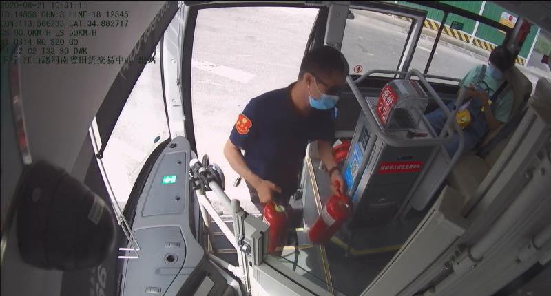 灭火器|大货车郑州街头爆炸起火? 旁边有个加油站