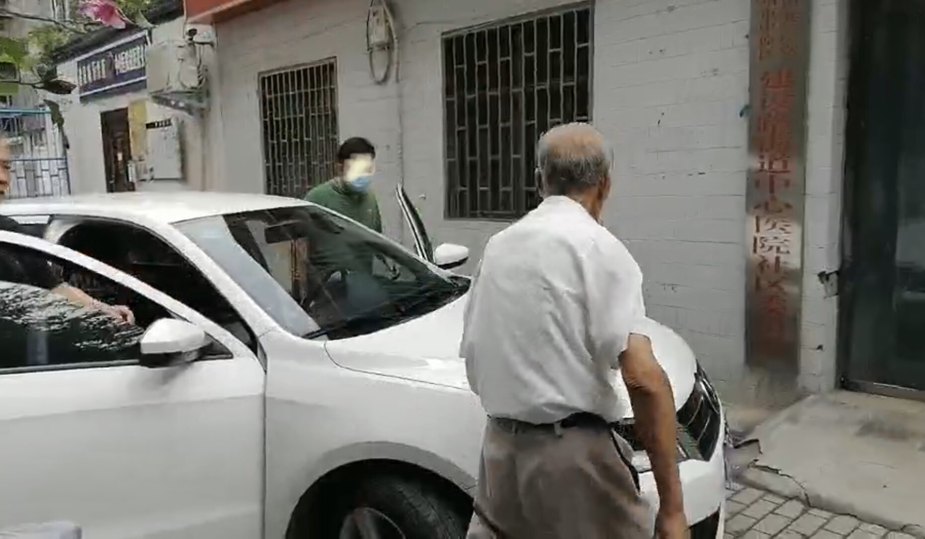 法制|老人用石子打猫被误解成砸车 拦车讨说法被人劝走