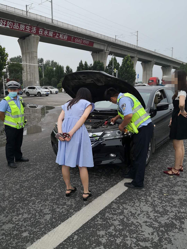 中牟|暖心！中牟交警化身“修车工”，美女笑了