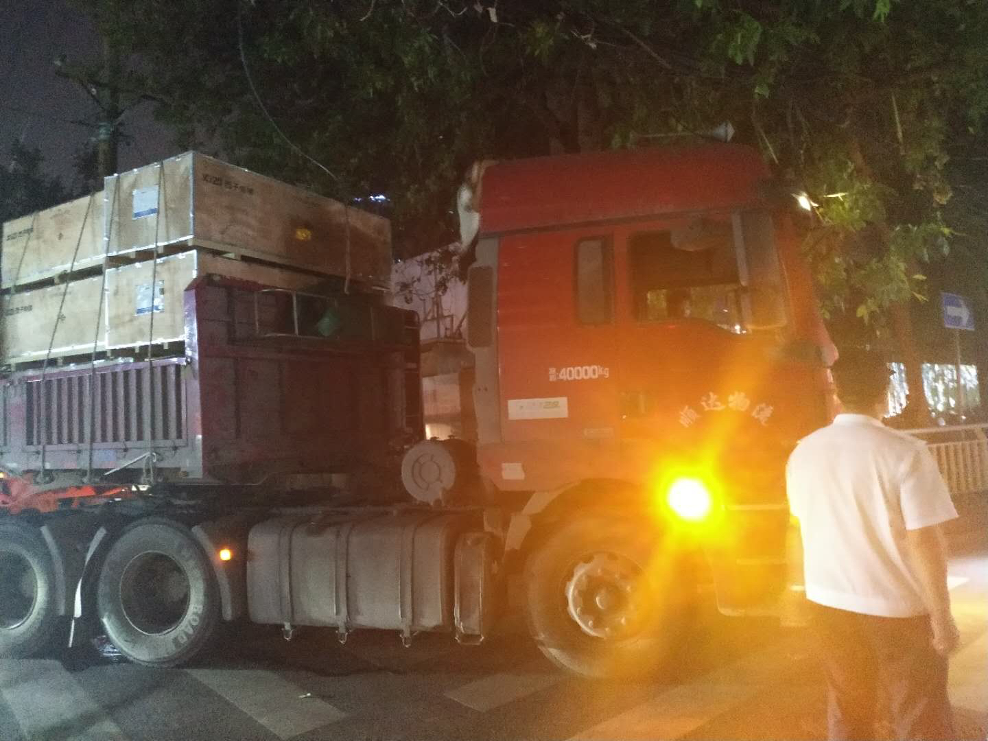 大货车|险!大货车超高拉货挂住空中电缆线