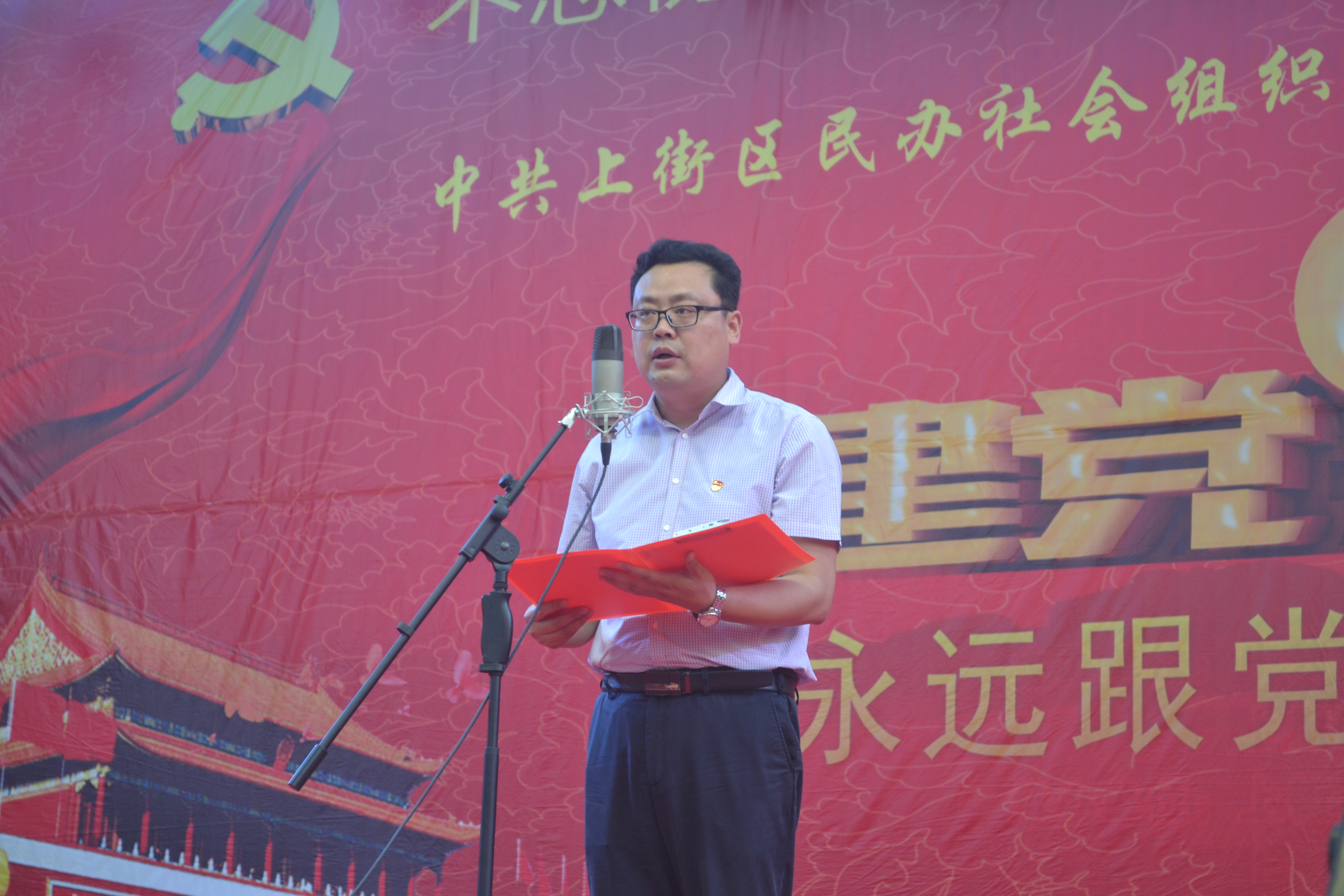 上街区委副书记李新军致辞舞蹈《兵娃娃》合影大河网讯  党旗飞扬